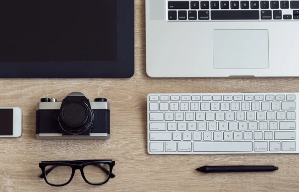 Lugar de trabajo de negocios con ordenador portátil y gadgets sobre fondo de madera — Foto de Stock