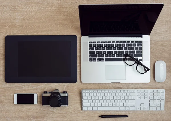 Lugar de trabajo de negocios con ordenador portátil y gadgets sobre fondo de madera — Foto de Stock