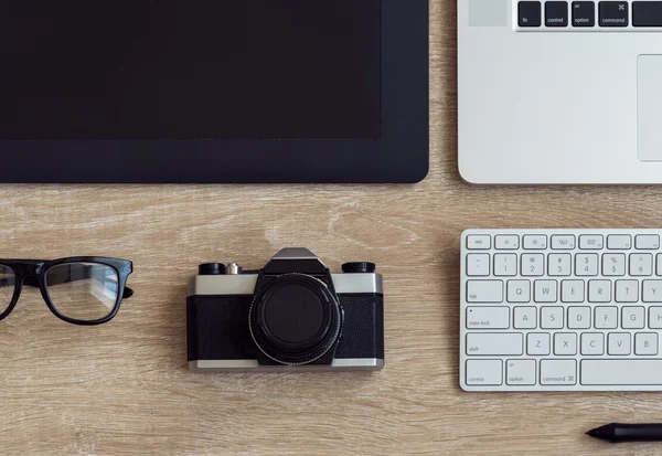 Obchodní pracoviště s notebookem a miniaplikací na dřevěné pozadí — Stock fotografie