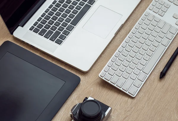 Business workplace with laptop and gadgets on wooden table — Stock Photo, Image