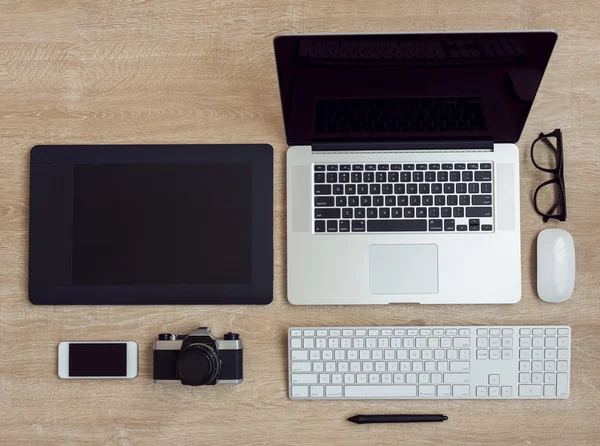 Lugar de trabajo de negocios con ordenador portátil y gadgets sobre fondo de madera — Foto de Stock