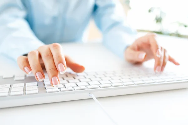 Pracownik biurowy kobieta pisania na klawiaturze — Zdjęcie stockowe