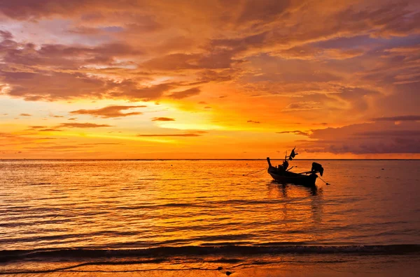 Barcos de vela sobre un fondo de una hermosa puesta de sol — Foto de Stock