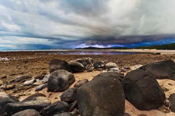 우울한 하늘 아래 열 대 해변 — 스톡 사진
