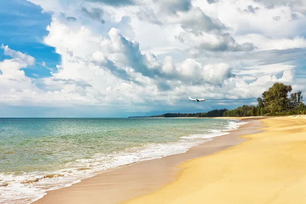 Exotischer tropischer Strand. — Stockfoto