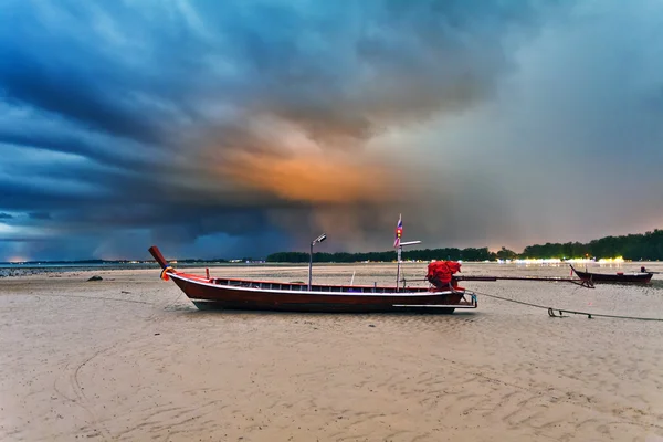 Paisagem com barco tradicional tailandês sob céu dramático — Fotografia de Stock
