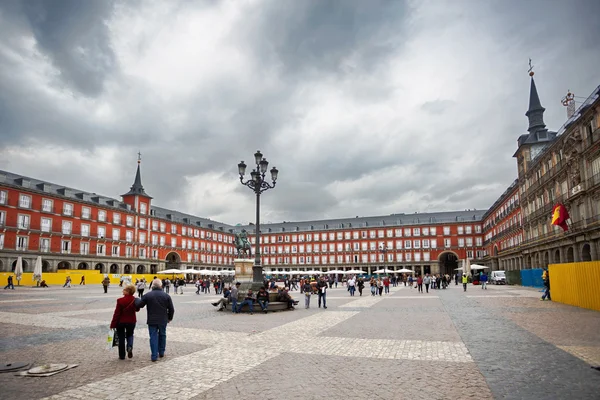 Az emberek gyalog a Plaza Mayor — Stock Fotó