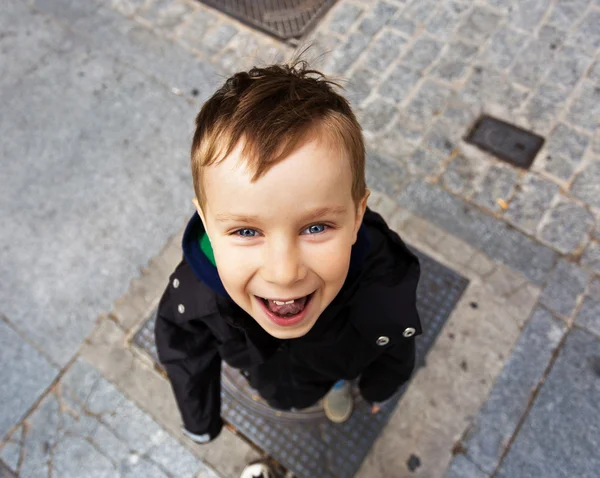 Portret chłopca śmieszne — Zdjęcie stockowe