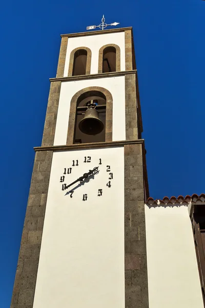 A torre velha do sino da igreja contra o céu azul — Fotografia de Stock