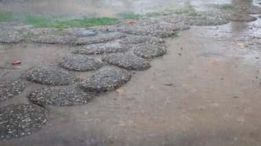 Yağmur taş yol