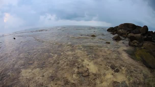 Playa tropical bajo un cielo sombrío — Vídeo de stock