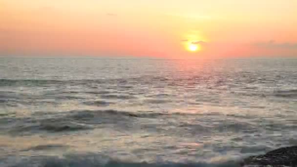 Tropisches Meer bei schönem Sonnenuntergang. — Stockvideo