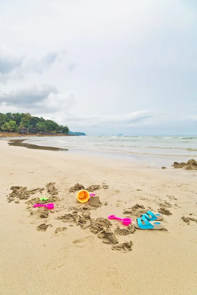 Jouets en plastique sur la plage — Photo
