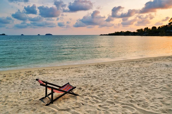 Zachód słońca plaża krzesło — Zdjęcie stockowe