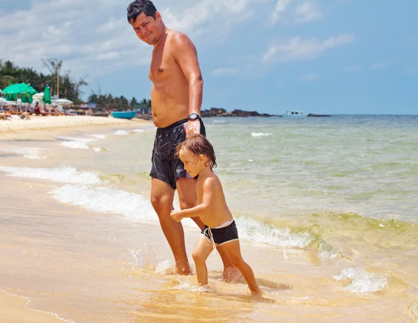 Far och son simmar i havet — Stockfoto