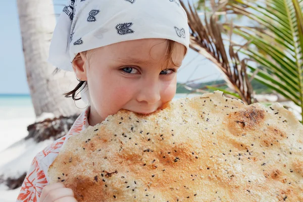 Malý chlapec jíst cookie — Stock fotografie