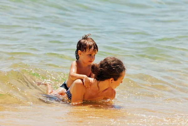 Mãe brincar com o pequeno filho — Fotografia de Stock