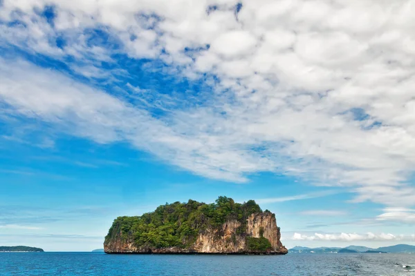 Egzotik tropik ada mavi gökyüzü altında. — Stok fotoğraf