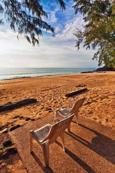 Chaises longues sur une plage tropicale avec vue sur le coucher du soleil — Photo