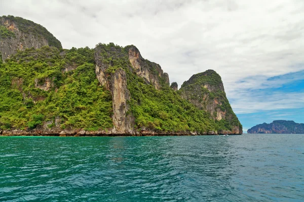 Exotické tropický ostrov pod ponurá obloha. — Stock fotografie