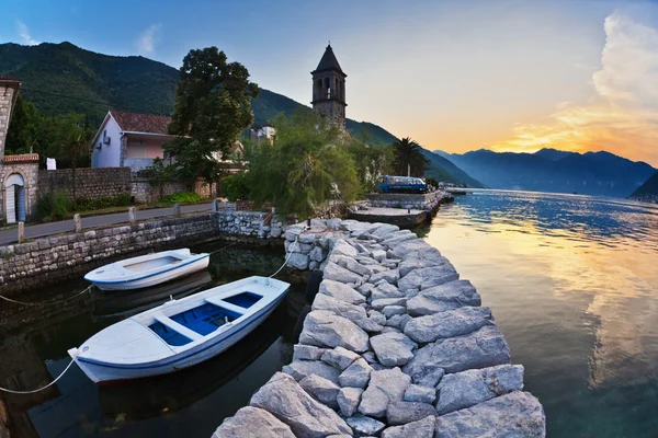 Boat in the sea at sunset — Stock Photo, Image