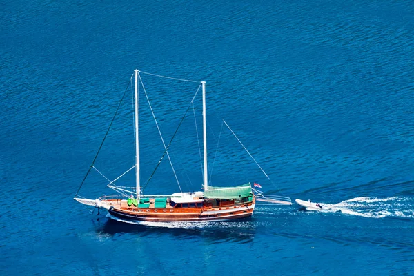 Яхта в морі — стокове фото