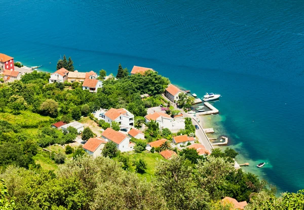 Veduta di una piccola città sul mare — Foto Stock