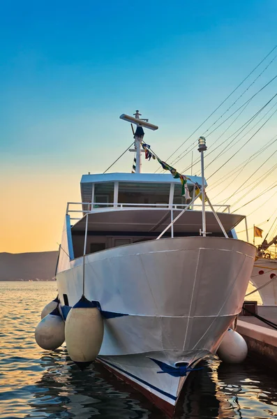 Schiff im Sonnenuntergang — Stockfoto