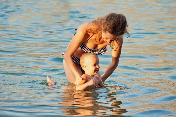 Mère et fils nagent dans la mer — Photo