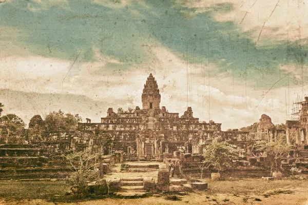 Antiguo templo khmer budista en estilo retro — Foto de Stock