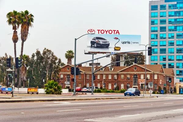 Panneau Toyota Yaris au centre-ville de Los Angeles — Photo