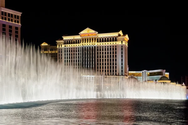 Caesars Palace Hotel is shown behind some of the fountains of t — Stock Photo, Image