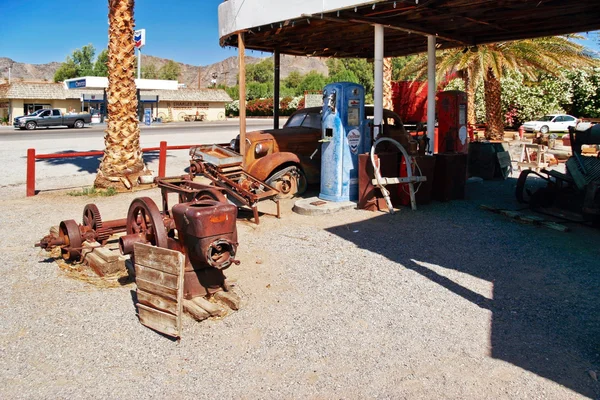 Viejas y abandonadas gasolineras en el pueblo Shoshone — Foto de Stock