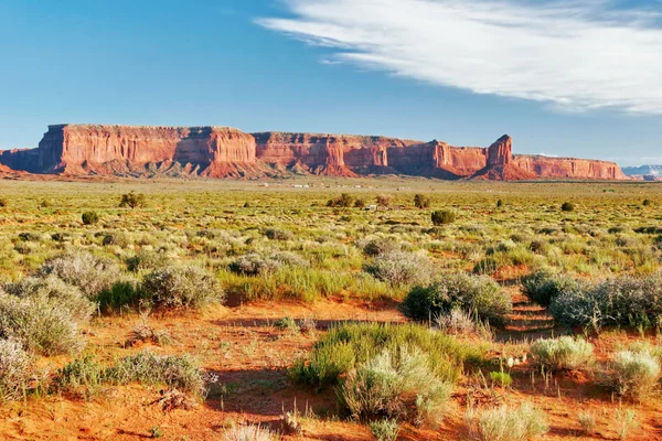 Solig kväll i monument valley. Arizona. — Stockfoto