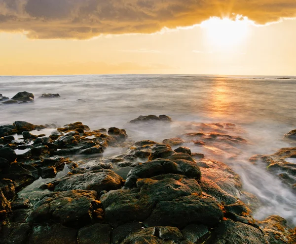 Puesta de sol en la playa de piedras volcánicas. Hawái —  Fotos de Stock