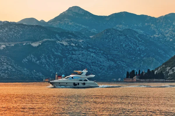 Hors-bord dans la mer au coucher du soleil — Photo