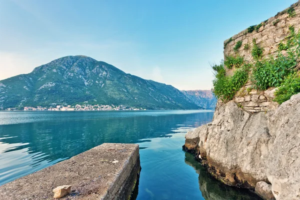 Bella montagna e vista mare — Foto Stock