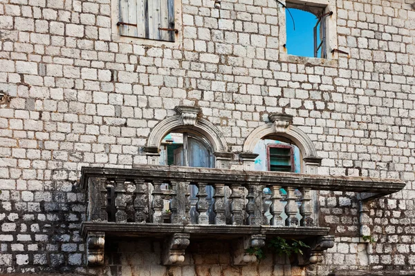 Покинутий будинок з пошкодженим балконом — стокове фото
