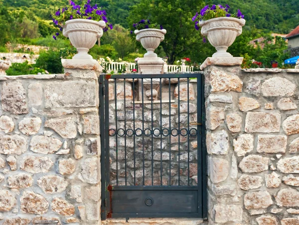 Alte Mauer mit Tür — Stockfoto