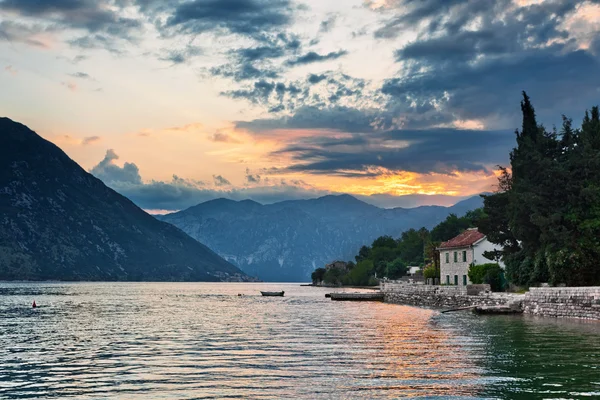 Sonnenuntergang am Meer mit nebligen Bergen — Stockfoto