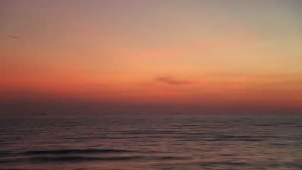 Mar tropical ao pôr-do-sol bonito — Vídeo de Stock
