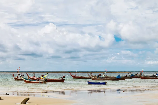 Barche nel mare tropicale. Tailandia — Foto Stock