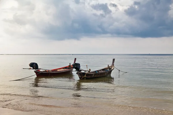 Bateaux dans la mer tropicale sous un ciel dramatique sombre — Photo