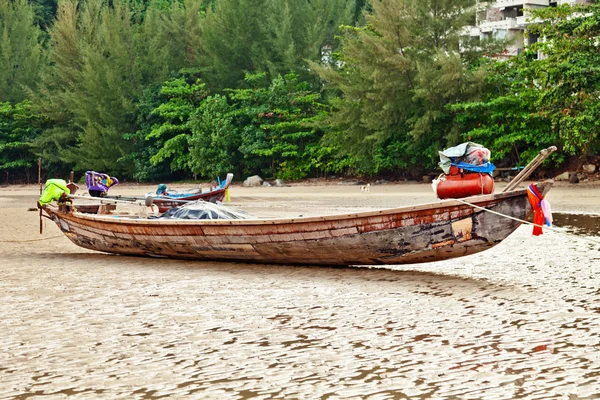 Velho barco tailandês na praia — Fotografia de Stock