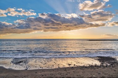 Sahilde günbatımı