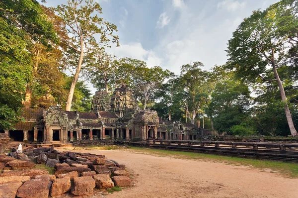 Starożytnych Khmerów świątyni buddyjskiej w angkor wat złożonych — Zdjęcie stockowe