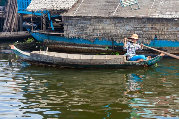 Fille sur un bateau flottant — Photo