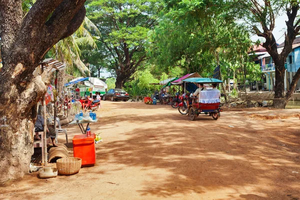 Turista chegando por tuk-tuk na aldeia perto — Fotografia de Stock