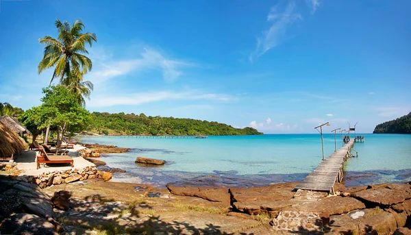 Alter Holzsteg im Meer — Stockfoto