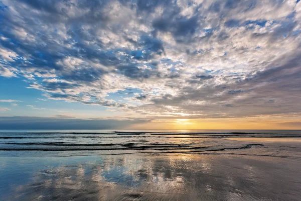 Praia tropical ao pôr do sol. — Fotografia de Stock